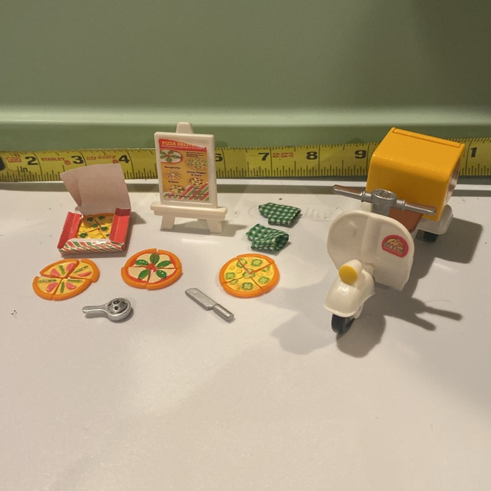 Calico Critters Sylvanian Families Pizza Delivery Driver Slices Sign Cheese Toy